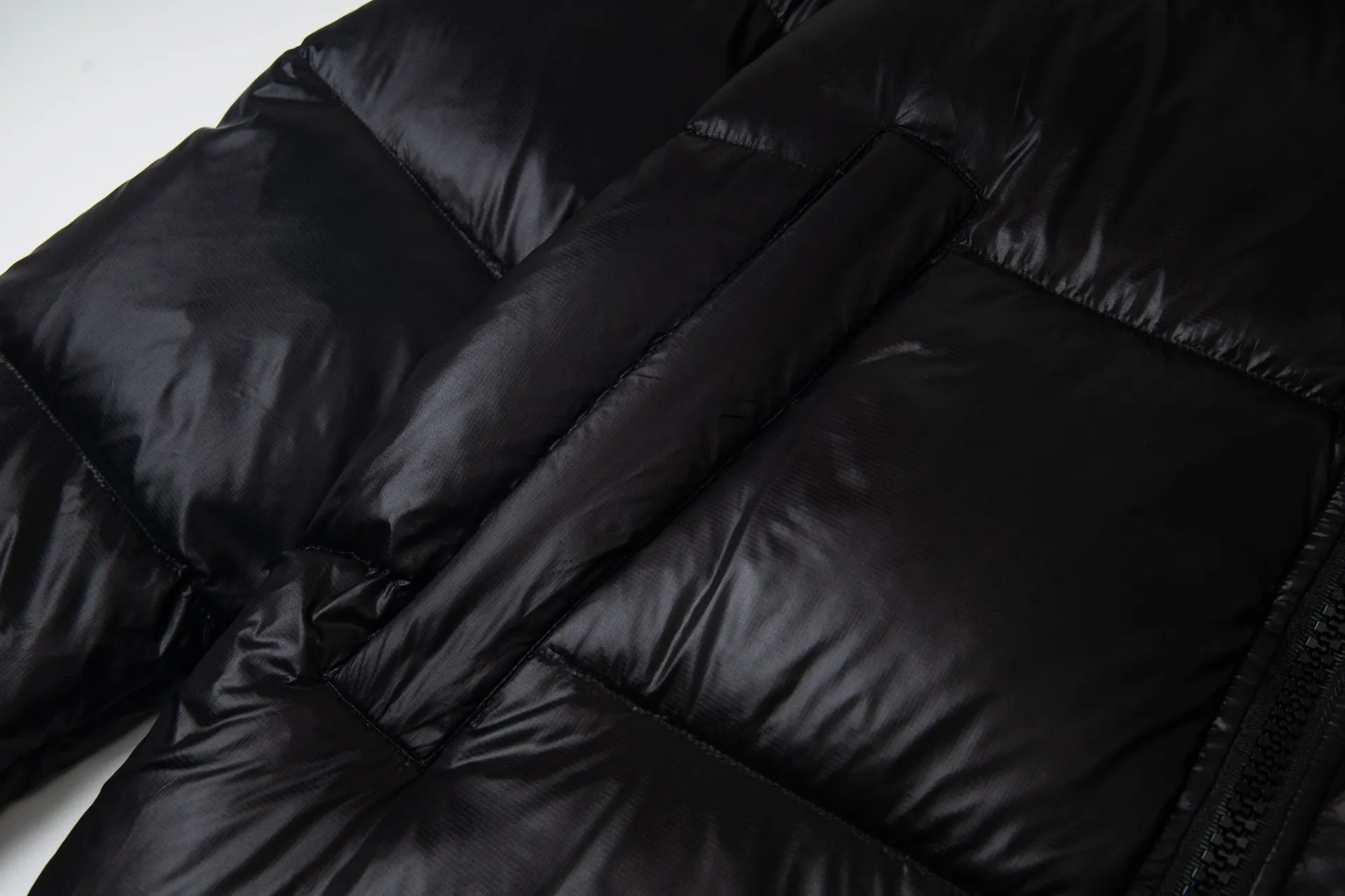 P790 model number: G122 Canada Goose's new Crofton series of lightweight couple's hooded down jacket 1️⃣The fabric is made of recycled Feather-Light tear-resistant fabric, which is ultra-light and has no sense of weight on the upper body. The unique black label highlights the temperament. The interior is filled with white duck down, making the upper body very light and comfortable! 2️⃣It is very youthful and energetic, and can be easily worn by both men and women. It is very in line with the fashion aesthetic concepts of today's young people! 3️⃣ Full set of customized accessories, complete with three standards, same style for men and women, a must-have for couples Color: Picture color Size: S, M, L, XL